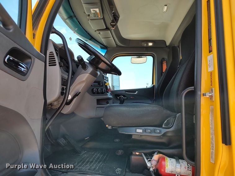 image for item LU9116 2017 Peterbilt 579  semi truck