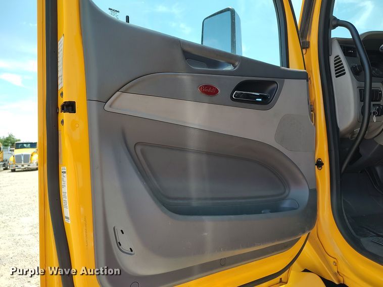 image for item LU9116 2017 Peterbilt 579  semi truck