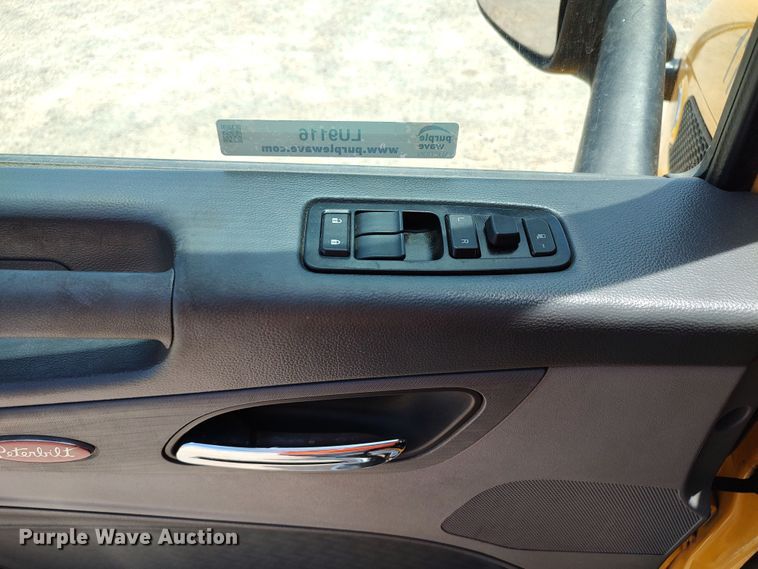 image for item LU9116 2017 Peterbilt 579  semi truck