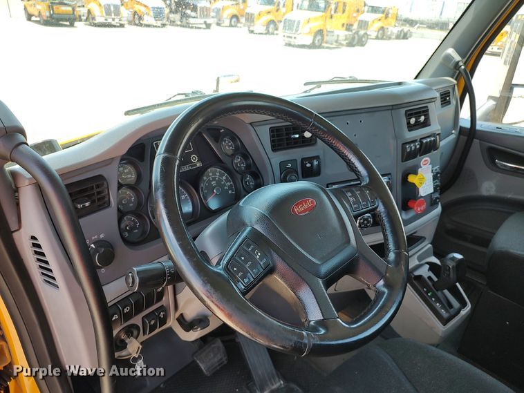 image for item LU9116 2017 Peterbilt 579  semi truck