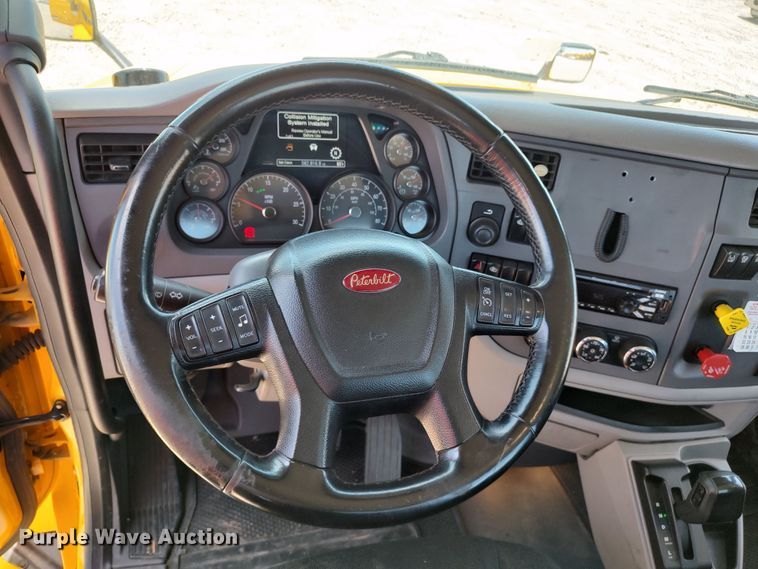 image for item LU9116 2017 Peterbilt 579  semi truck