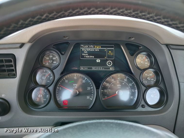 image for item LU9116 2017 Peterbilt 579  semi truck