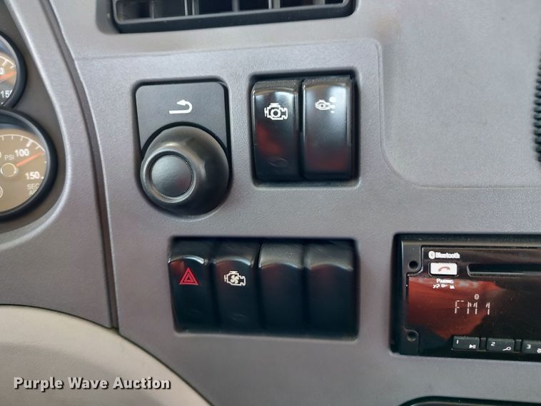 image for item LU9116 2017 Peterbilt 579  semi truck