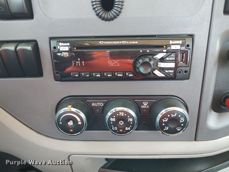 image for item LU9116 2017 Peterbilt 579  semi truck