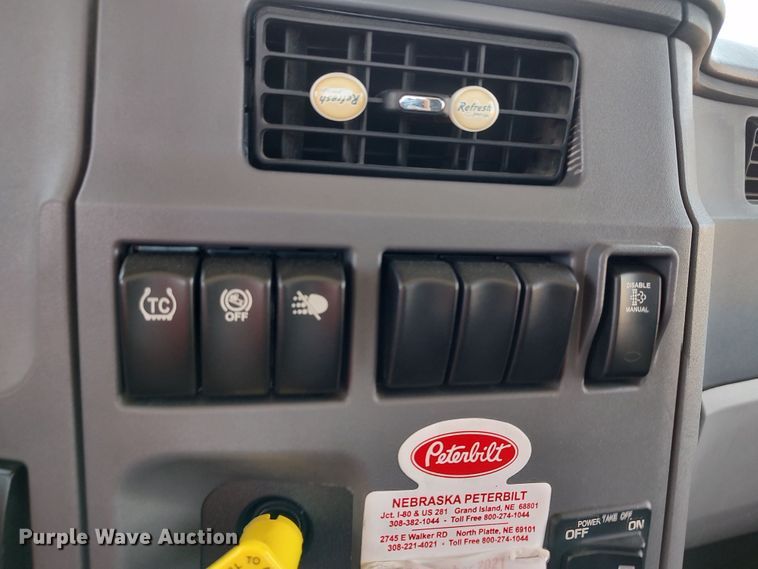 image for item LU9116 2017 Peterbilt 579  semi truck