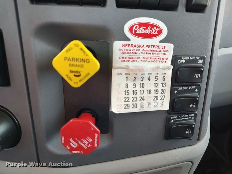 image for item LU9116 2017 Peterbilt 579  semi truck