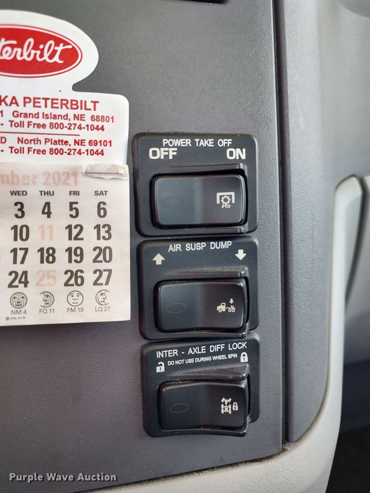 image for item LU9116 2017 Peterbilt 579  semi truck