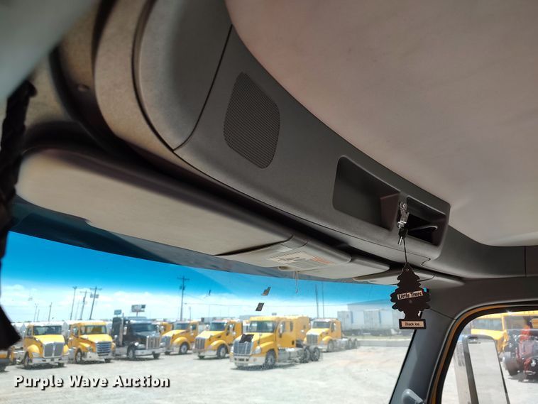 image for item LU9116 2017 Peterbilt 579  semi truck