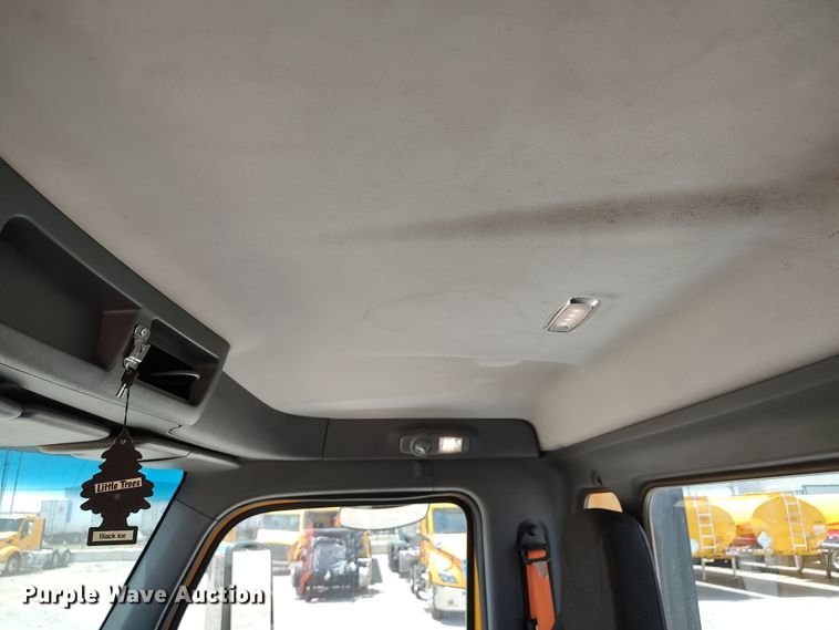 image for item LU9116 2017 Peterbilt 579  semi truck