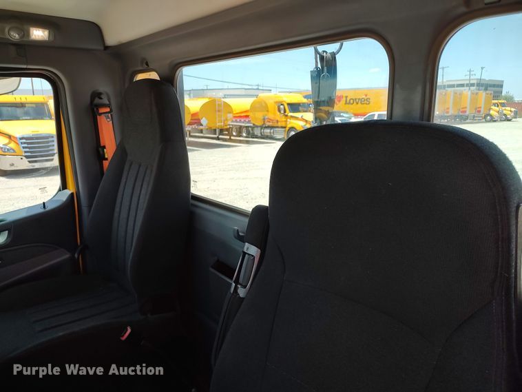 image for item LU9116 2017 Peterbilt 579  semi truck