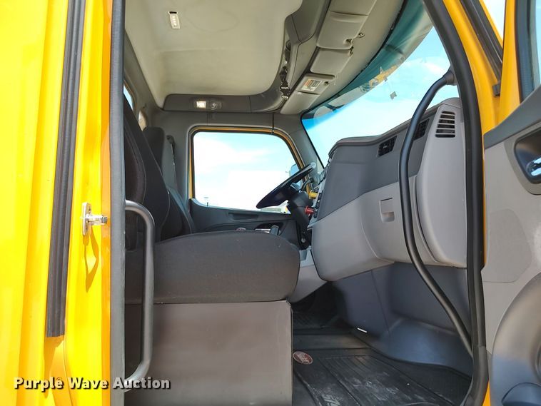 image for item LU9116 2017 Peterbilt 579  semi truck