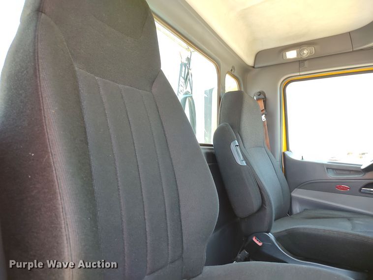 image for item LU9116 2017 Peterbilt 579  semi truck