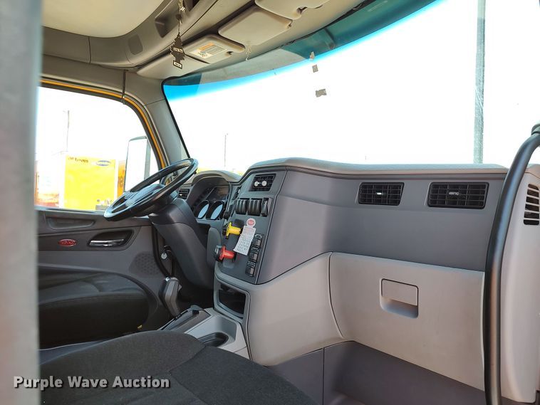 image for item LU9116 2017 Peterbilt 579  semi truck