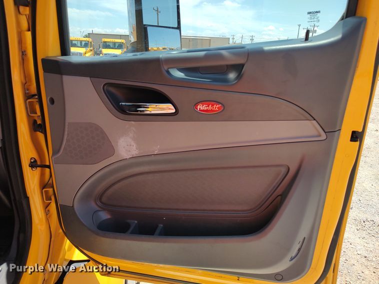 image for item LU9116 2017 Peterbilt 579  semi truck