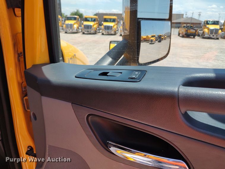 image for item LU9116 2017 Peterbilt 579  semi truck