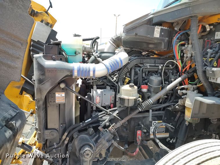 image for item LU9116 2017 Peterbilt 579  semi truck