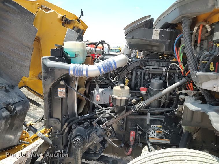 image for item LU9116 2017 Peterbilt 579  semi truck