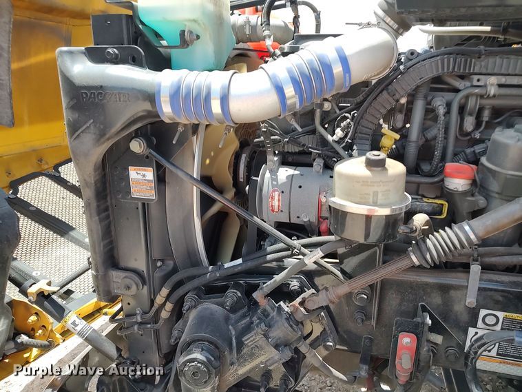 image for item LU9116 2017 Peterbilt 579  semi truck