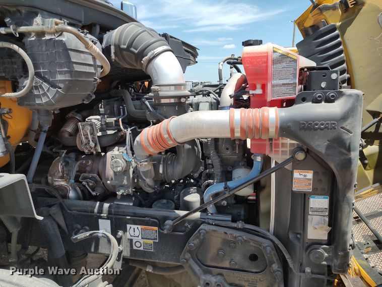 image for item LU9116 2017 Peterbilt 579  semi truck