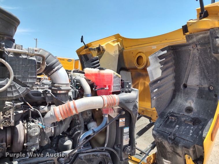 image for item LU9116 2017 Peterbilt 579  semi truck