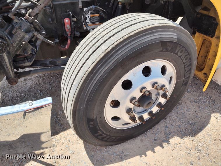 image for item LU9116 2017 Peterbilt 579  semi truck