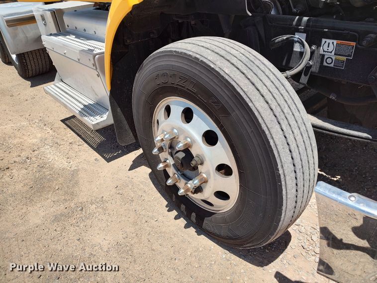 image for item LU9116 2017 Peterbilt 579  semi truck