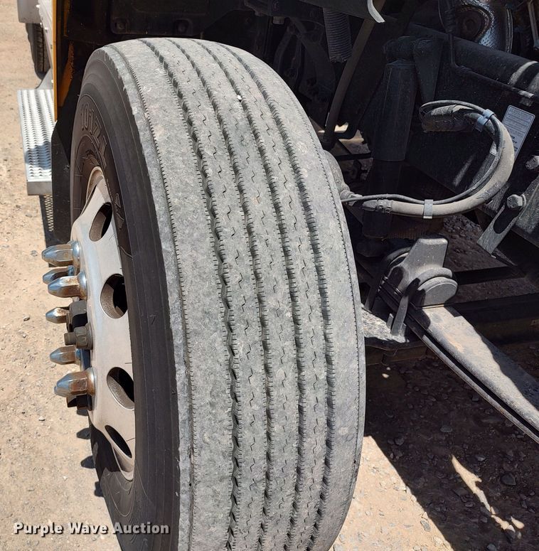 image for item LU9116 2017 Peterbilt 579  semi truck