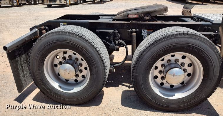 image for item LU9116 2017 Peterbilt 579  semi truck