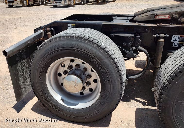 image for item LU9116 2017 Peterbilt 579  semi truck