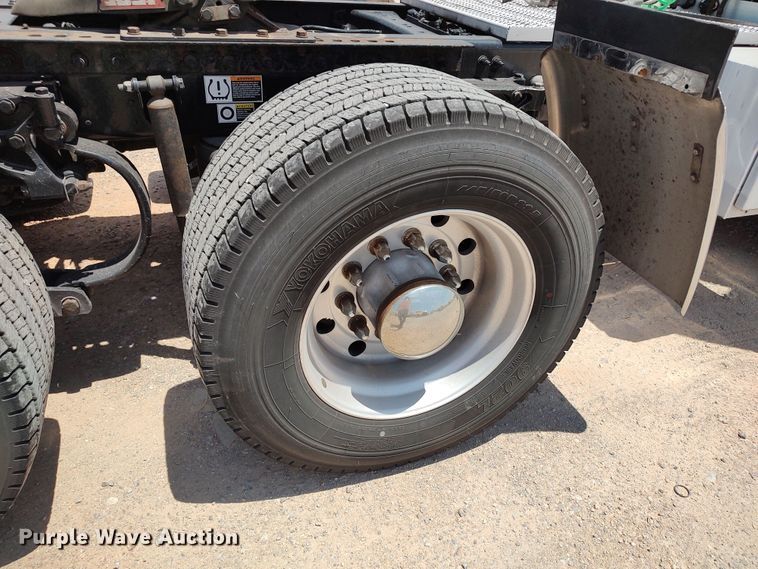 image for item LU9116 2017 Peterbilt 579  semi truck