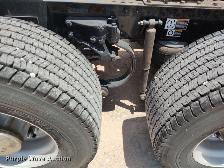 image for item LU9116 2017 Peterbilt 579  semi truck