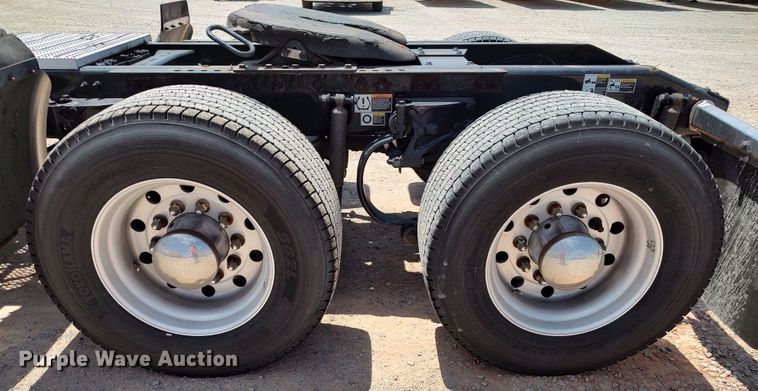 image for item LU9116 2017 Peterbilt 579  semi truck