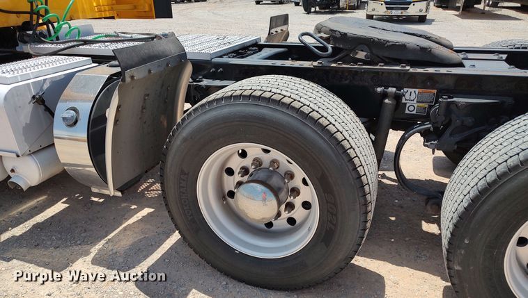 image for item LU9116 2017 Peterbilt 579  semi truck