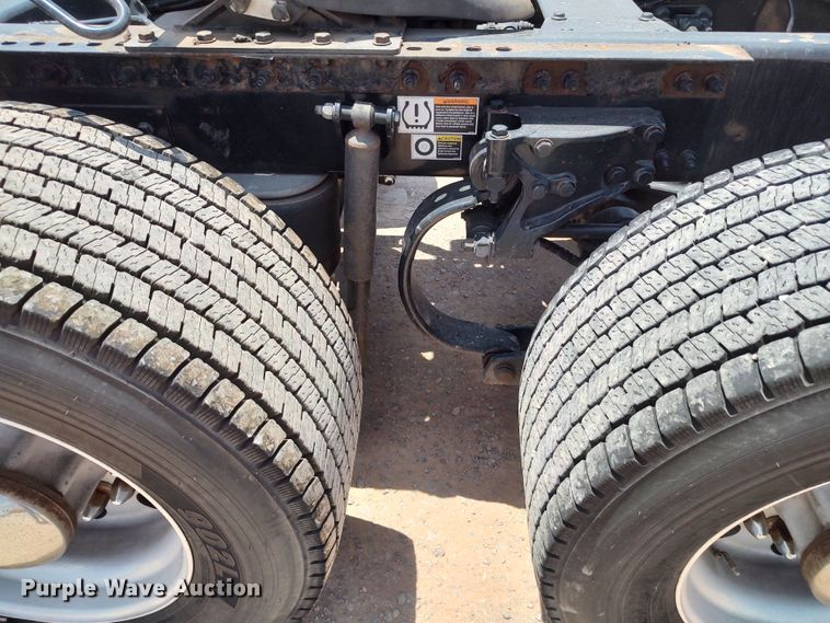 image for item LU9116 2017 Peterbilt 579  semi truck