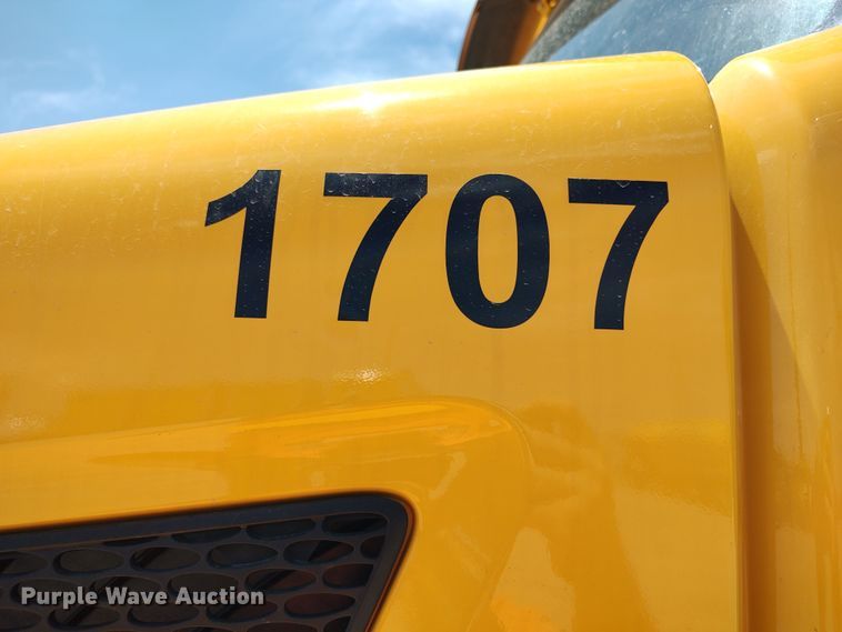 image for item LU9116 2017 Peterbilt 579  semi truck