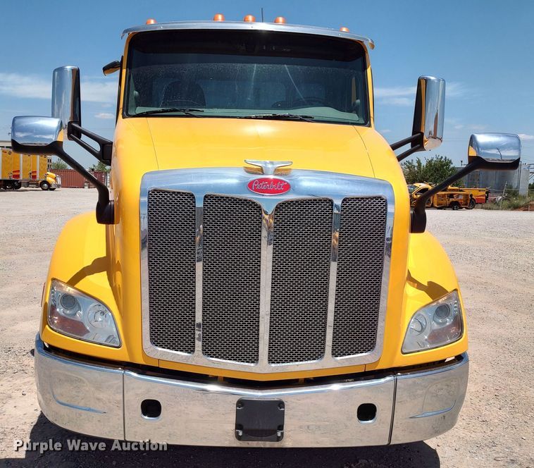 image for item LU9117 2019 Peterbilt 579  semi truck
