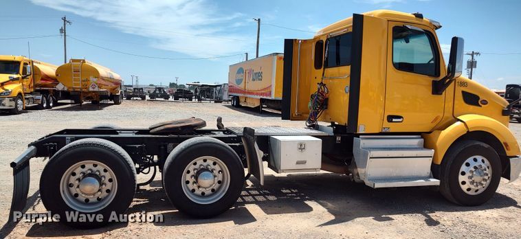 image for item LU9117 2019 Peterbilt 579  semi truck