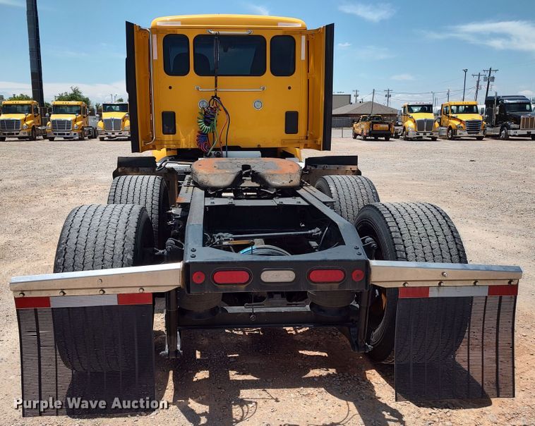 image for item LU9117 2019 Peterbilt 579  semi truck