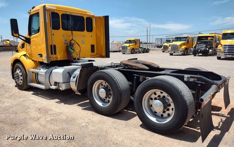 image for item LU9117 2019 Peterbilt 579  semi truck