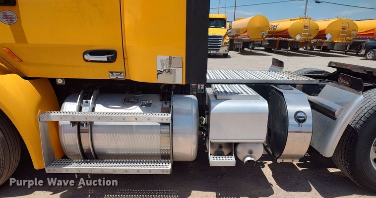 image for item LU9117 2019 Peterbilt 579  semi truck