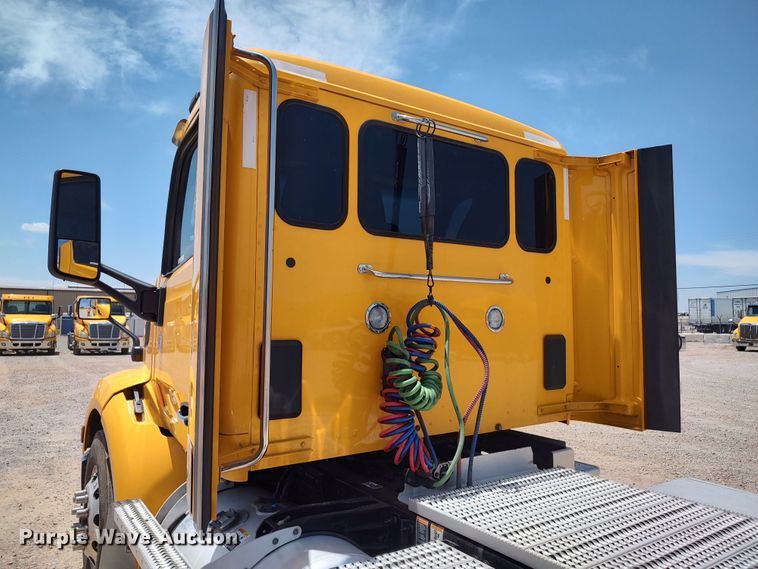 image for item LU9117 2019 Peterbilt 579  semi truck