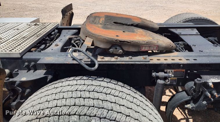 image for item LU9117 2019 Peterbilt 579  semi truck