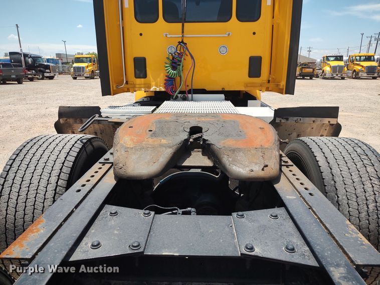 image for item LU9117 2019 Peterbilt 579  semi truck