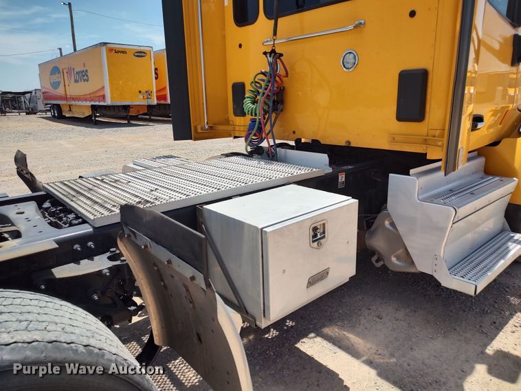 image for item LU9117 2019 Peterbilt 579  semi truck