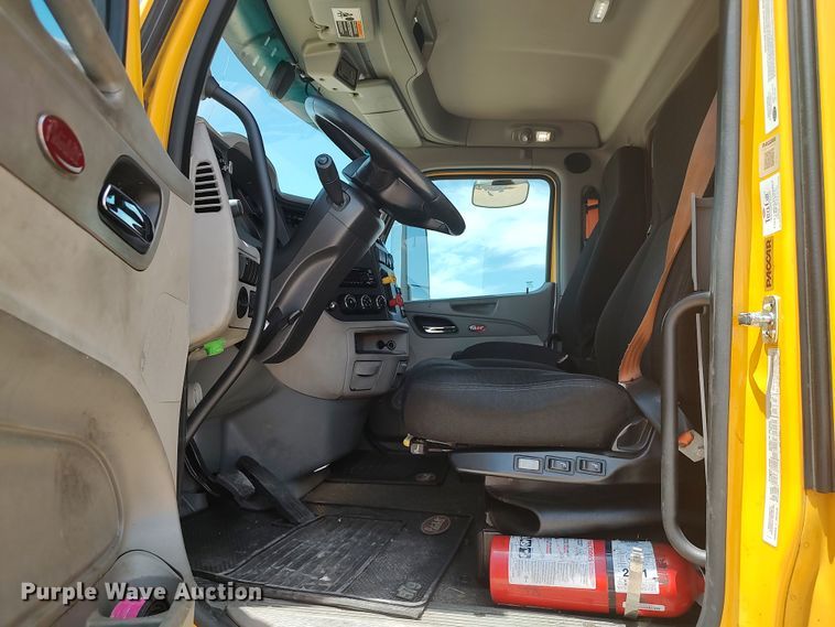 image for item LU9117 2019 Peterbilt 579  semi truck