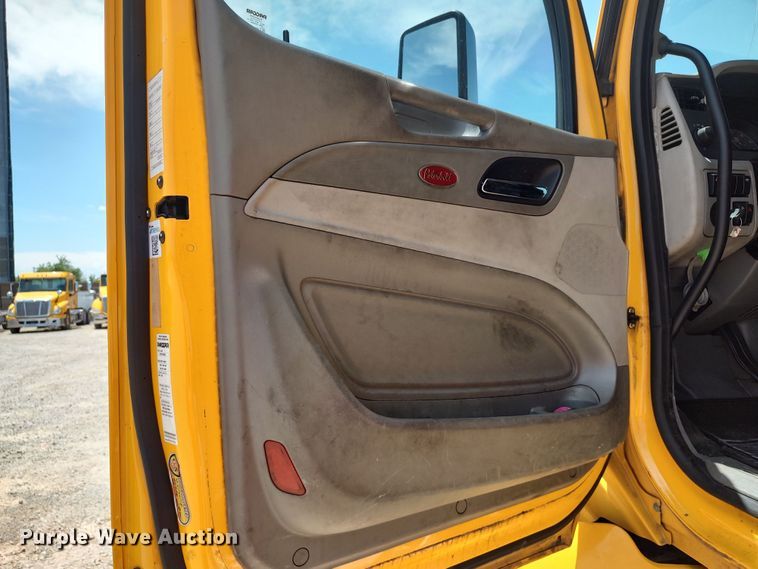 image for item LU9117 2019 Peterbilt 579  semi truck