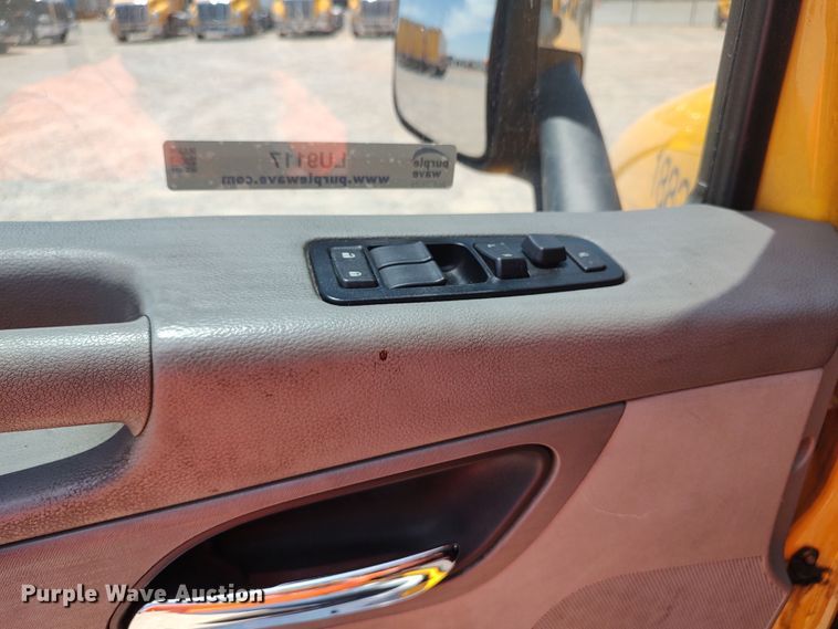 image for item LU9117 2019 Peterbilt 579  semi truck