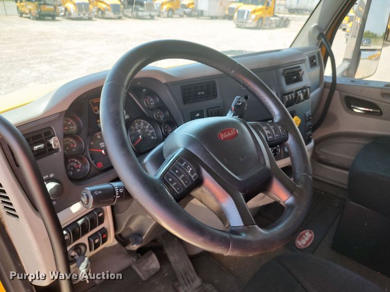 image for item LU9117 2019 Peterbilt 579  semi truck