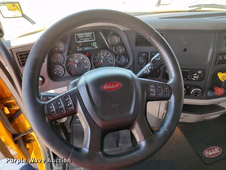 image for item LU9117 2019 Peterbilt 579  semi truck