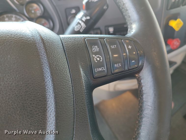 image for item LU9117 2019 Peterbilt 579  semi truck